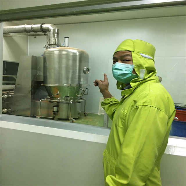 Technicien installant une machine de séchage pour le client du Vietnam