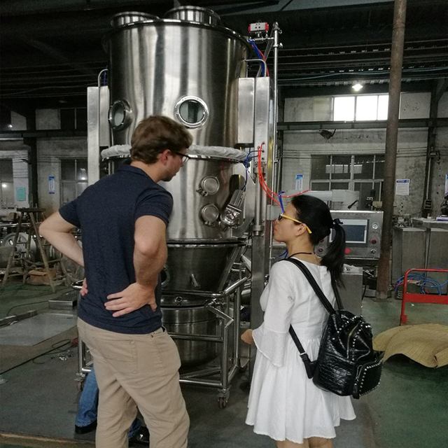 Client brésilien testant et vérifiant le super mélangeur et le pelletiseur qu'il a achetés