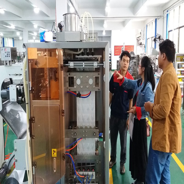 Client de la Thaïlande inspectant la machine à emballer liquide de sachet pour l'huile