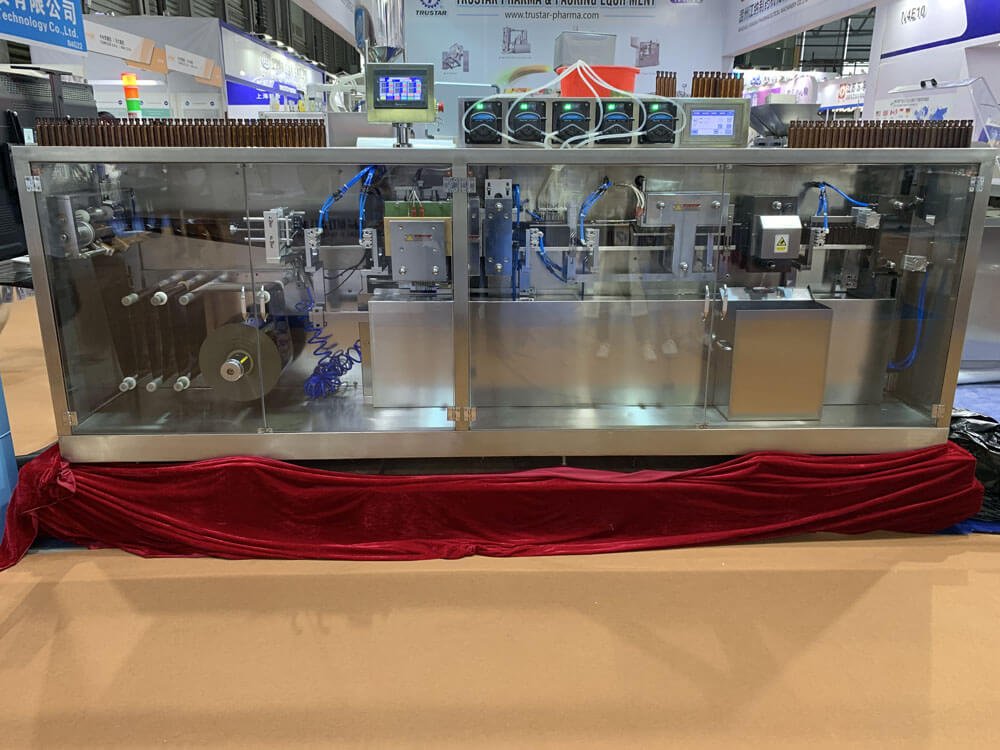 Ampoule en plastique formant une machine &agrave; remplir et &agrave; sceller