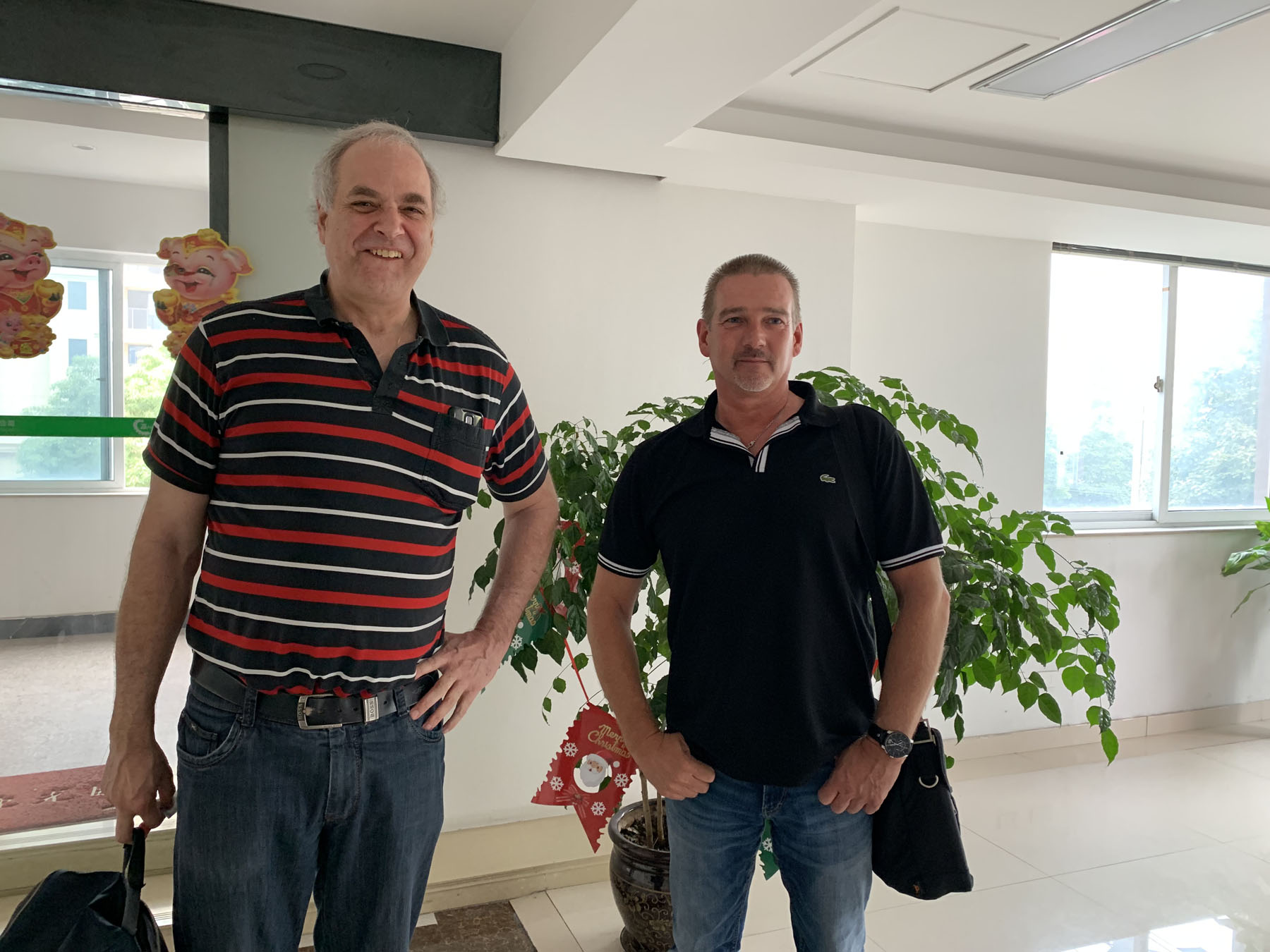 CBV Germany Client nous a rendu visite pour le remplissage de tube et la machine à emballer