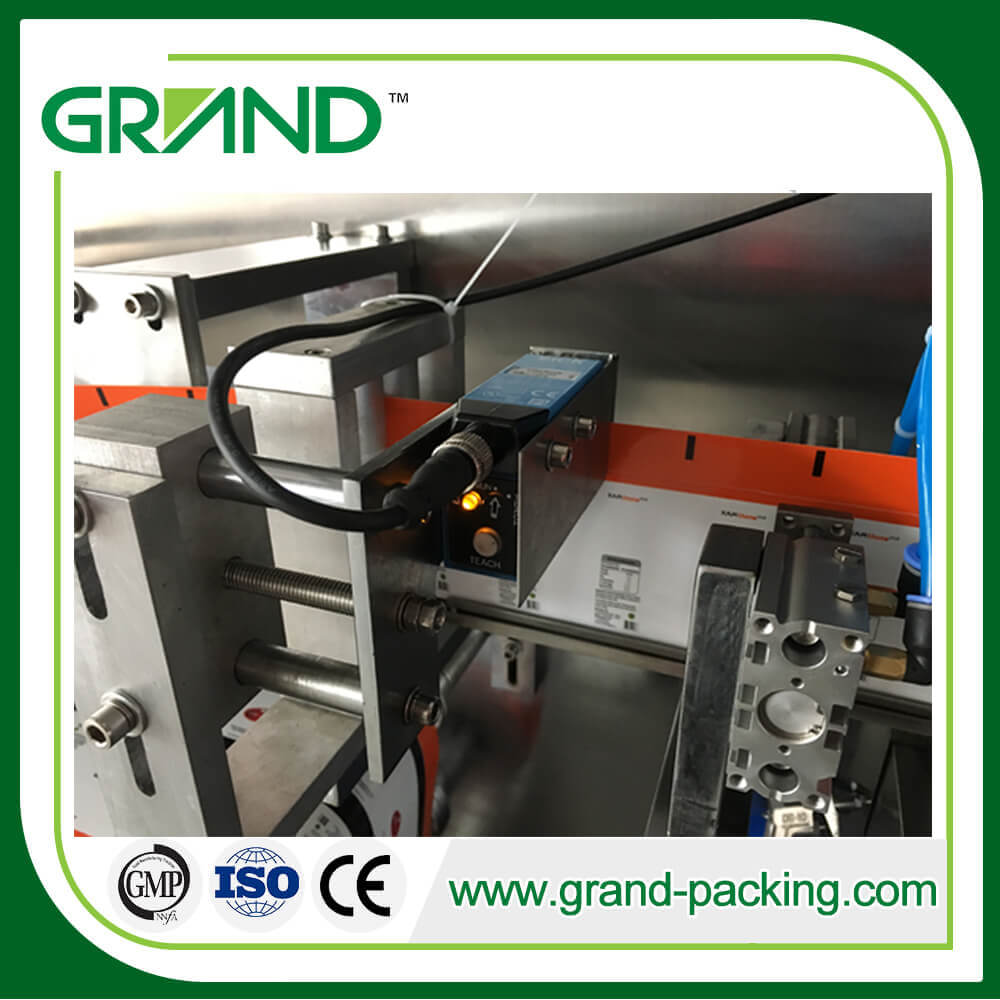 Machine remplissante de cachetage d'ampoule en plastique de GGS-240 P15 pour le liquide oral / liquide de pesticide / E