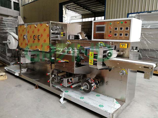 Machine d'emballage de tissus humides