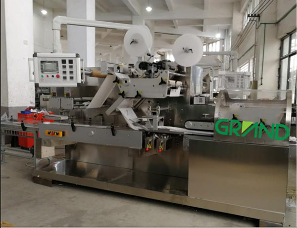 Machine de pliage et d'emballage mouill&eacute;es