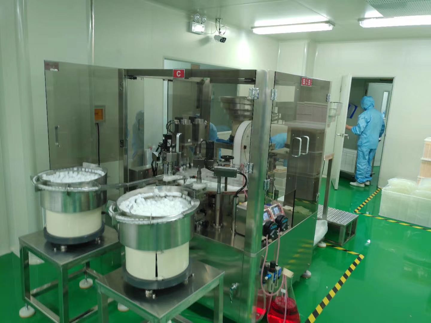 remplissage du tube de kit de test pour Covid-19