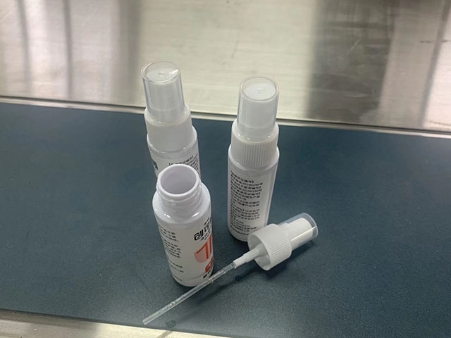 Alcool-disinfectant-bottle rempla&ccedil;ant et machine12