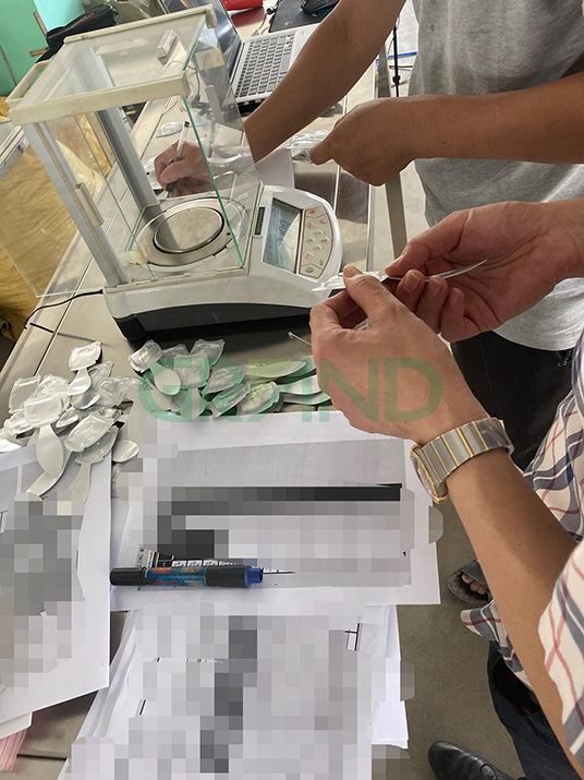 Machine de remplissage et d'&eacute;tanch&eacute;it&eacute; du liquide de parfum