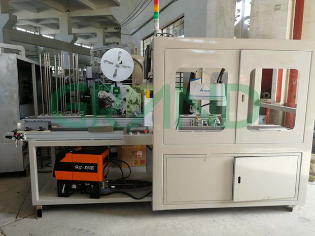 Machine de pliage et d'emballage mouill&eacute;es