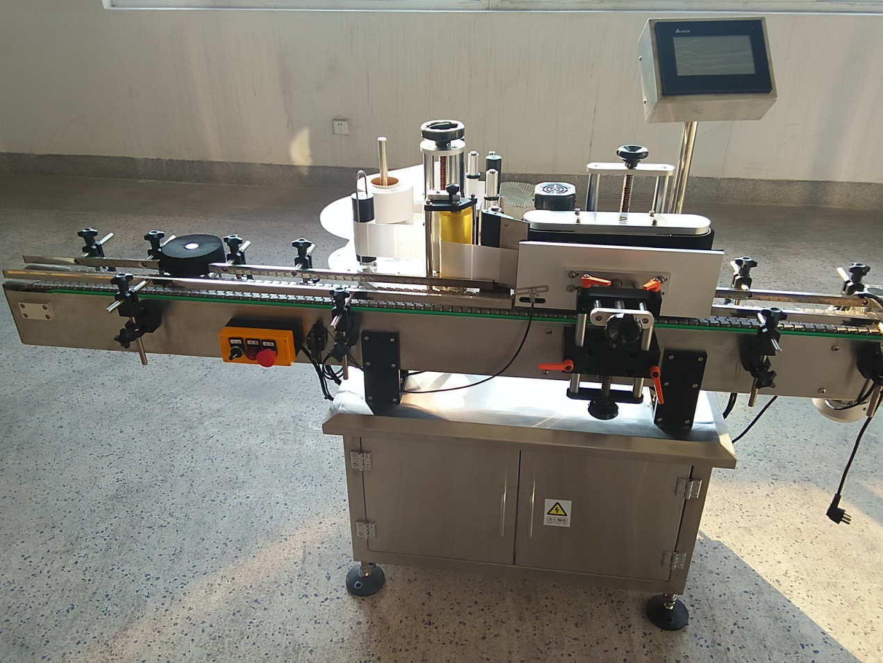 Machine d'&eacute;tiquetage automatique des autocollants