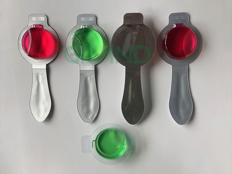 Machine de remplissage et d'&eacute;tanch&eacute;it&eacute; liquide pour parfum de dose mono