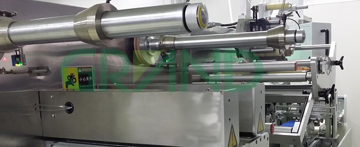 lingettes mouill&eacute;es pliant et machine d'emballage d&eacute;talis