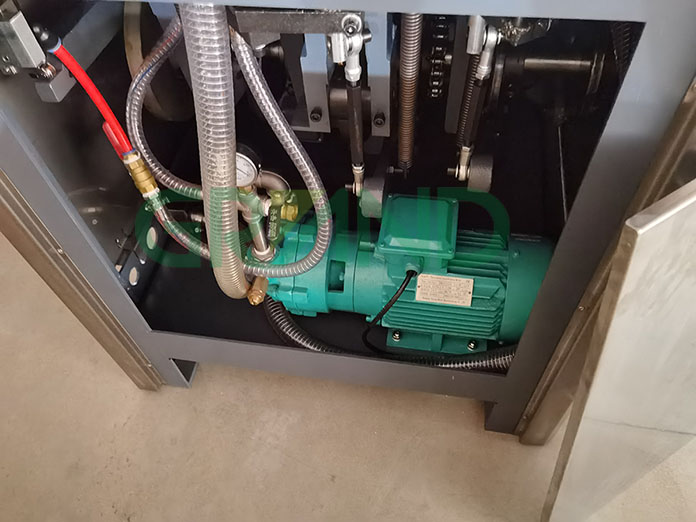 La pompe &agrave; vide de type eau et son r&eacute;servoir d'eau