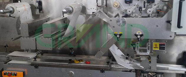 lingettes mouill&eacute;es pliant et machine d'emballage d&eacute;talis