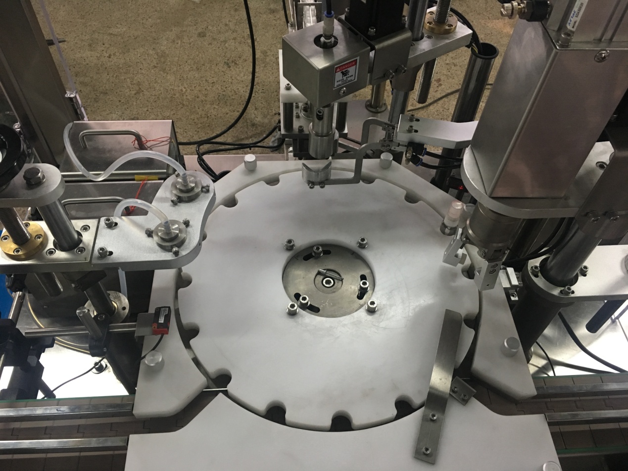 Machine de bouteille et de coiffage de la bouteille et de plafonnement d'alcool 02