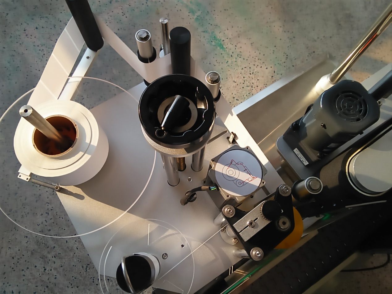 Machine de remplissage de bouteille et de plafonnement de l'alcool 10